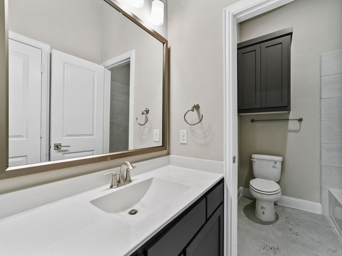 New Home Builder Landon Homes 600 Richmond Secondary Bathroom