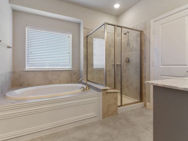 Landon Homes new home builder 515 Sherwood master bathroom tub and shower