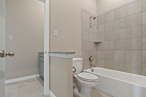 New Home Builder Landon Homes 5901 Southlake Bathroom
