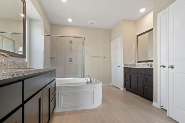 New Home Builder Landon Homes 5901 Southlake Master Bathroom