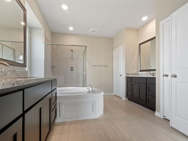 New Home Builder Landon Homes 5901 Southlake Master Bathroom